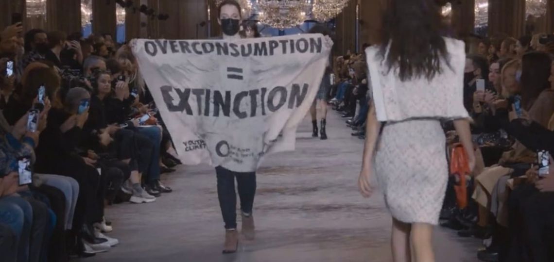 Sabotearon el desfile de Louis Vuitton en la Semana de la Moda de París