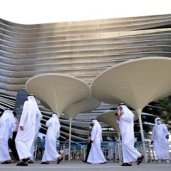 Visitantes caminan fuera del pabellón de la Sostenibilidad en la Expo 2020 en el Emirato del Golfo de Dubái. | Foto:Karim Sahib / AFP