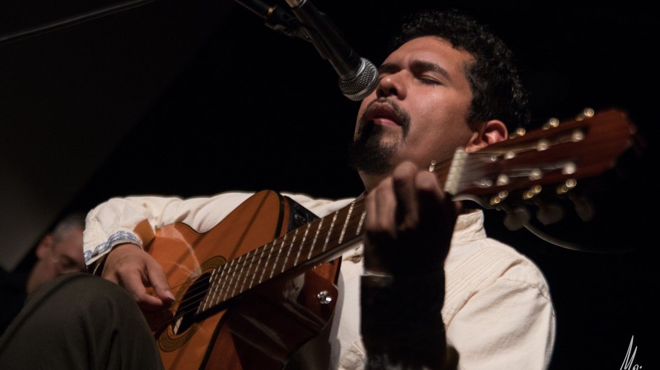 El quenista y guitarrista jujeño Walter Arjona presenta sus espectáculos Loop Andino y Folclore con cañas en una misma noche.