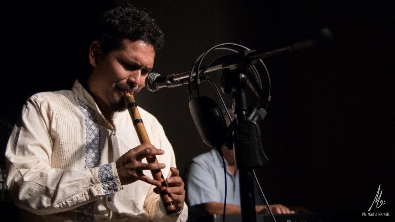 El quenista y guitarrista jujeño Walter Arjona presenta sus espectáculos Loop Andino y Folclore con cañas en una misma noche.