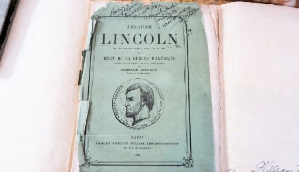 Subastan objetos personales de Al Capone como este libro –en francés– sobre Abraham Lincoln que le regalaron estando preso en Alcatraz.