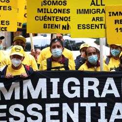 Activistas por los derechos de los inmigrantes se reúnen fuera de la residencia del senador Chuck Schumer en el barrio de Park Slope del distrito de Brooklyn en la ciudad de Nueva York. | Foto:Michael M. Santiago/Getty Images/AFP