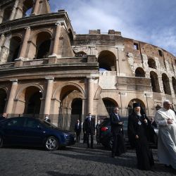 El Papa Francisco llega para una Oración y Encuentro por la Paz, promovido por la Comunidad de Sant'Egidio, junto al monumento del Coliseo en Roma. | Foto:Filippo Monteforte / AFP