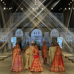 Modelos presentan creaciones del diseñador indio Tarun Tahiliani durante el desfile 'FDCI x Lakme Fashion Week' en Mumbai. | Foto:Indranil Mukherjee / AFP