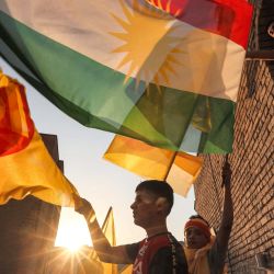 Kurdos iraquíes ondean banderas en un mitin electoral del Partido Democrático del Kurdistán (PDK) en la ciudadela de Arbil, capital de la región autónoma del Kurdistán iraquí. | Foto:SAFIN HAMED / AFP