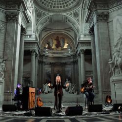 La cantante de rock, compositora, músico y poetisa estadounidense Patti Smith actúa durante la grabación de un concierto en el marco de la celebración del 50 aniversario de la emisora musical francesa FIP en el monumento del Panteón en París. | Foto:Alain Jocard / AFP