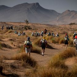 Los competidores participan en la Etapa 4 de la 35ª edición del Maraton des Sables entre Jebel El Mraier y Boulchrhal, en el sur del desierto del Sahara marroquí. | Foto:JEAN-PHILIPPE KSIAZEK / AFP