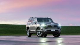 La nueva Land Cruiser 300 se presenta en dos versiones, la Land Cruiser 300 VX y Land Cruiser 300 GR-S.