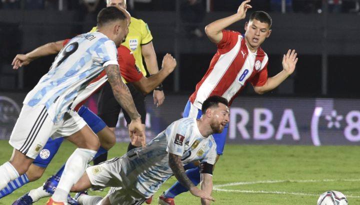 Lionel cae en un partido muy friccionado. //AFP