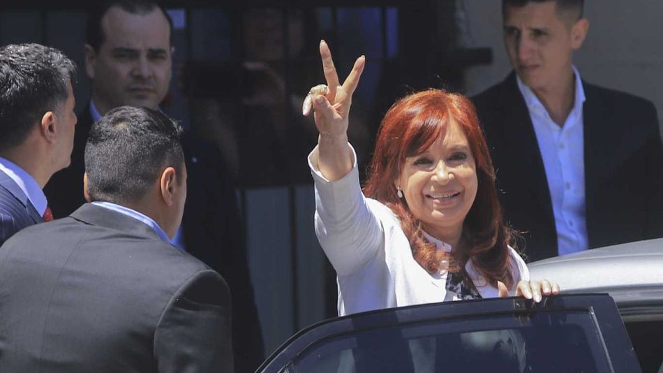 Cristina Kirchner, en una foto de archivo, saliendo del Tribunal Federal 8.