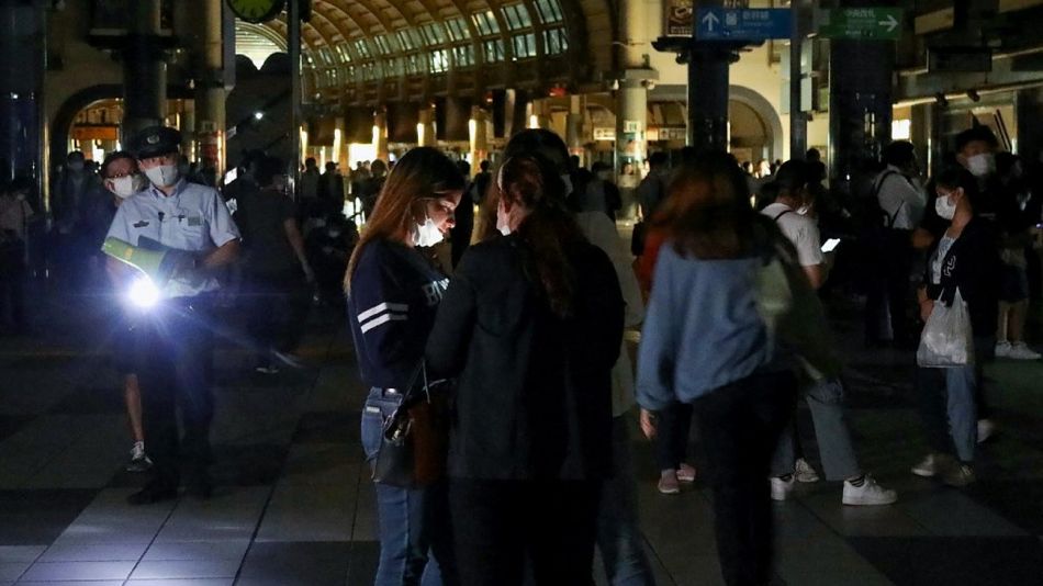 En una de las estaciones principales de trenes de Tokio, la gente espera por los servicios interrumpidos.