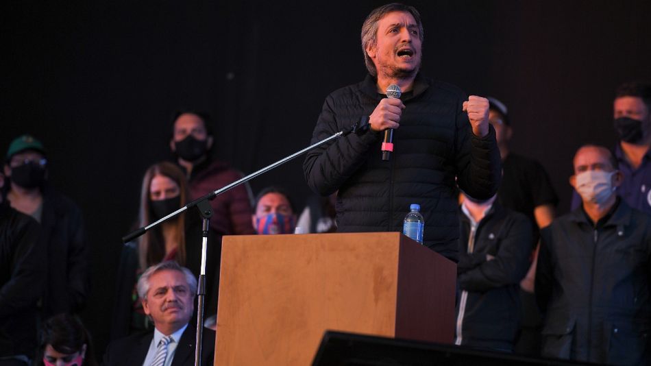 Máximo Kirchner habla en el acto en la cancha de Nueva Chicago. Más atrás lo escucha Alberto Fernández.