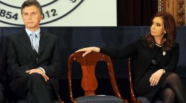 El éxtasis de la grieta. Ambos ex presidentes en 2014 comparten escenario pleno de gestualidad. 