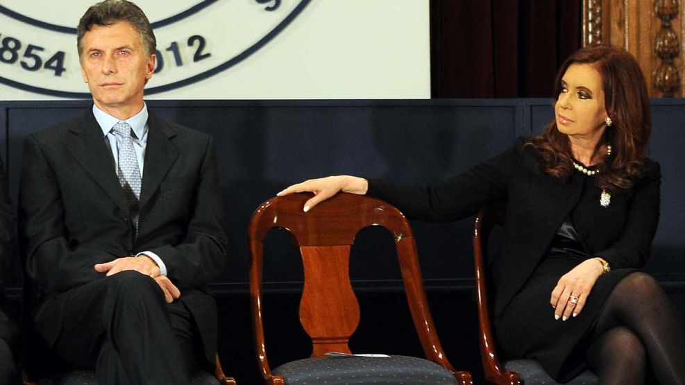 El éxtasis de la grieta. Ambos ex presidentes en 2014 comparten escenario pleno de gestualidad. 