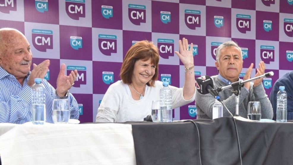 Patricia Bullrich, aplaudida por Cornejo y otros dirigentes este fin de semana en Mendoza.