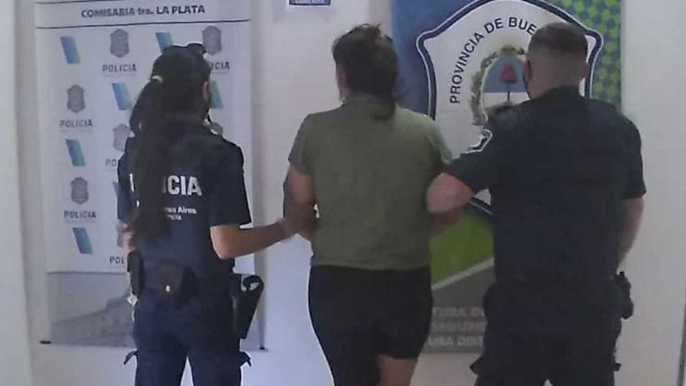 La joven que entró armada a una comisaría de La Plata, ya detenida.