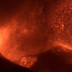 El volcán Cumbre Vieja, fotografiado por la noche desde El Paso, arroja lava, ceniza y humo, en la isla canaria de La Palma. - Han pasado casi tres semanas desde que La Cumbre Vieja entró en erupción, obligando a 6.000 personas a abandonar sus hogares. | Foto:JORGE GUERRERO / AFP
