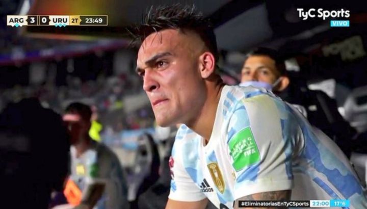 Lautaro Martínez se emocionó tras ser reemplazado en la victoria de Argentina sobre Uruguay. //Captura video