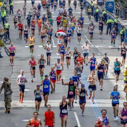 Los corredores se dirigen a la línea de meta por la calle Boylston durante el 125º Maratón de Boston en Boston, Massachusetts. | Foto:JOSEPH PREZIOSO / AFP