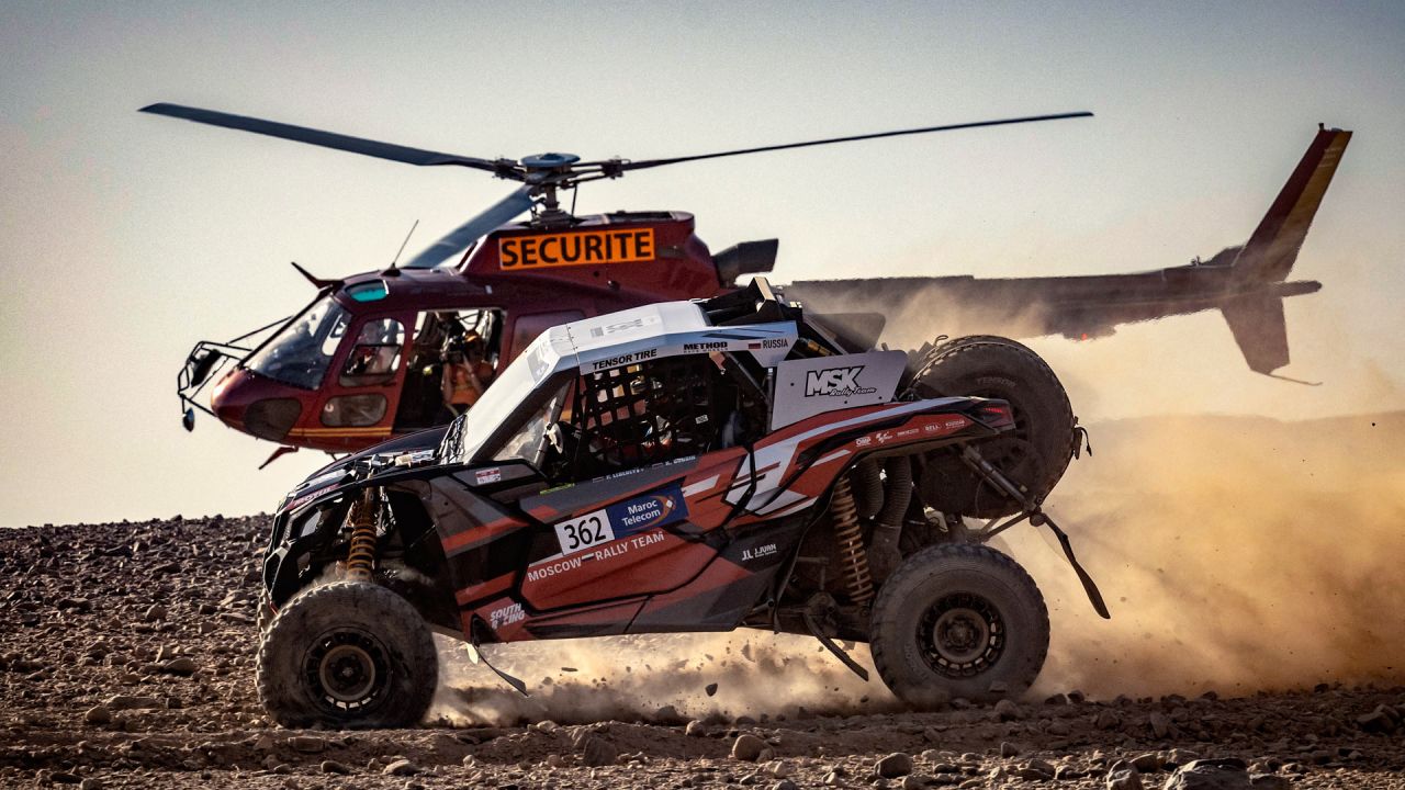 Lebedev Pavel y su copiloto Shibin Kirill compiten durante el Rally de Marruecos 2021, en el desierto de la región de Zagora. | Foto:Fadel Senna / AFP