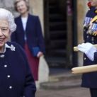 Por primera vez en 17 años, la reina Isabel II asistió a un acto con bastón 