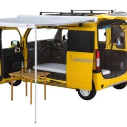 El interior del vehículo está organizado para aprovechar al máximo el espacio para el equipaje.