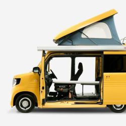 Este pequeño camper es solo una de las muchas versiones que Honda ha creado a partir de la pequeña furgoneta compacta N-Van. 