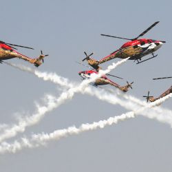 Helicópteros Sarang de la Fuerza Aérea india participan durante las celebraciones del 89 Día de la Fuerza Aérea india en la estación de la Fuerza Aérea de Hindon, en Ghaziabad, India. | Foto:Xinhua/Partha Sarkar