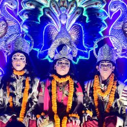 Jóvenes vestidos como las deidades hindúes se sientan en un retablo durante una procesión del festival, en Allahabad. | Foto:SANJAY KANOJIA / AFP