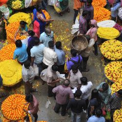 Vendedores venden guirnaldas de flores en el noveno día del festival hindú Navarathri en Bangalore. | Foto:Manjunath Kiran / AFP