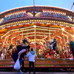 Los visitantes disfrutan de un paseo en carrusel en la Feria de Hull. - La Feria de Hull, una de las mayores ferias itinerantes de Europa, regresó tras un paréntesis debido a la pandemia de coronavirus. | Foto:Paul Ellis / AFP