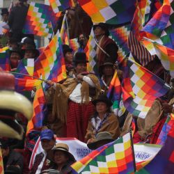 Personas sostienen banderas durante una marcha con el fin de reivindicar la bandera de los pueblos indígenas wiphala, en La Paz, Bolivia. | Foto:Xinhua/Mateo Romay