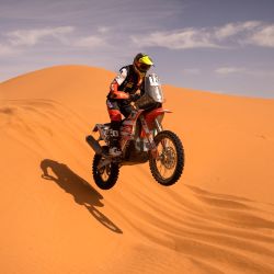 Un participante compite durante el Rally de Marruecos 2021, en la región de Merzouga. | Foto:Fadel Senna / AFP