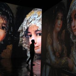 Un visitante asiste al evento InGoya, una exposición inmersiva con más de 1.000 imágenes de cuadros del pintor español Francisco de Goya a través de 35 pantallas de gran formato con una altura de hasta cinco metros, en el Fernán Gómez Centro Cultural de la Villa de Madrid. | Foto:GABRIEL BOUYS / AFP
