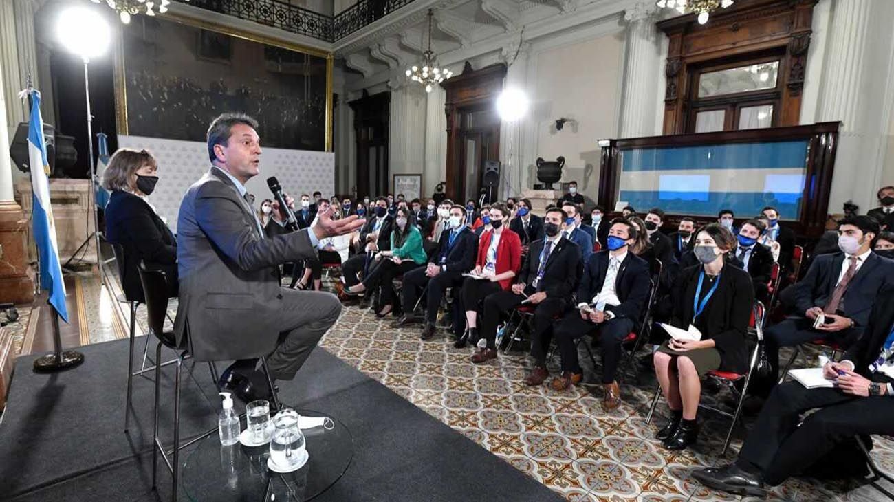 MASSA ESCUCHÓ EN EL CONGRESO A MÁS DE 90 JÓVENES ESTUDIANTES Y PROFESIONALES DE TODO EL PAÍS