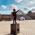 Antonela Roccuzzo, como una turista en París: paseó con sus hijos y mensaje para Messi