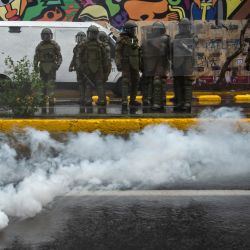 Policías antidisturbios se despliegan durante una protesta de indígenas mapuches en el centro de Santiago. | Foto:Martín Bernetti / AFP