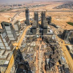 Esta foto tomada desde el rascacielos "Iconic Tower" muestra una vista de las obras en curso en el "distrito de negocios y finanzas" del megaproyecto "Nueva Capital Administrativa" de Egipto, a unos 45 kilómetros al este de El Cairo. | Foto:Khaled Desouki / AFP
