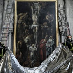 Los bomberos franceses protegen un cuadro con una manta ignífuga durante un simulacro de incendio destinado a preservar las obras de arte expuestas en la catedral de Saint-Andre en Burdeos, suroeste de Francia. | Foto:Philippe Lopez / AFP