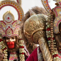 Devotos hindúes vestidos como la deidad hindú Lord Hanuman participan en una procesión para celebrar el festival Navratri en Amritsar. | Foto:Narinder Nanu / AFP