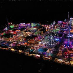 Una vista aérea muestra las atracciones y puestos de la Feria de Hull. - La Feria de Hull, una de las mayores ferias itinerantes de Europa, regresó tras un paréntesis debido a la pandemia de coronavirus. | Foto:Paul Ellis / AFP