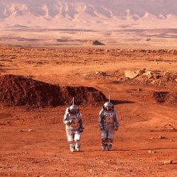 Una pareja de astronautas de un equipo de Europa e Israel camina con trajes espaciales durante una misión de entrenamiento para el planeta Marte en un lugar que simula una estación externa en el cráter Ramón en Mitzpe Ramón, en el desierto del Negev, al sur de Israel. | Foto:Jack Guez / AFP