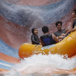 Imagen de visitantes a bordo de un bote de hule de cuatro asientos deslizándose en el tobogán Tornado, de siete pisos de altura, en el parque temático i-City, en Shah Alam, a las afueras de Kuala Lumpur, Malasia. | Foto:Xinhua/Wong Fok Lov/SOPA Images/ZUMAPRESS