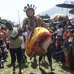 Un devoto hindú vestido como una deidad participa durante las celebraciones del festival Shikali Jatra en la aldea de Khokana, en las afueras de Katmandú. | Foto:Prakash Mathema / AFP