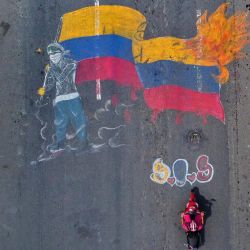 Vista aérea de una pintada en apoyo a las protestas contra el gobierno en una calle de Cali, Colombia. | Foto:Luis ROBAYO / AFP
