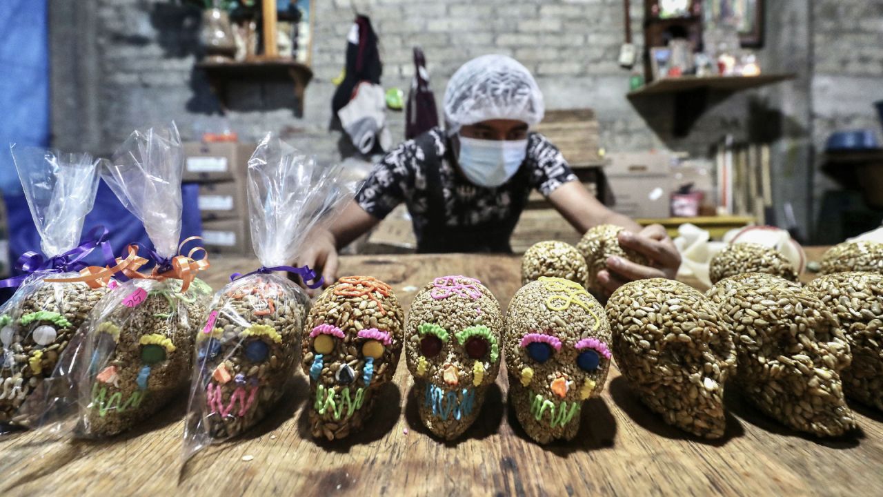Un trabajador acomoda calaveras artesanales a base de semillas con motivo del Día de Muertos previo a su celebración, en un taller de elaboración de dulces artesanales, en la Ciudad de México, capital de México. | Foto:Xinhua/Patricia Olivares