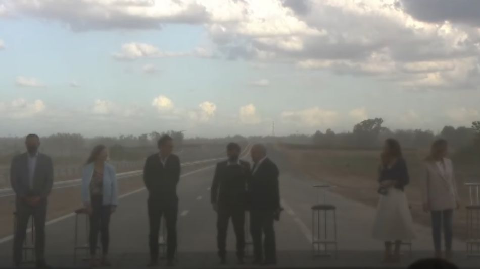 El palco del acto de Kicillof y Tolosa Paz en la Ruta 3, en medio el viento y la tierra que azotaban el lugar.