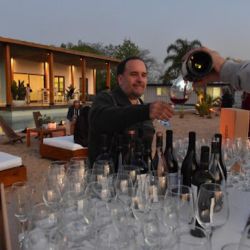 Flavio Ferloni disfrutando de una buena copa de vino en el evento de Delirio en Remeros Beach