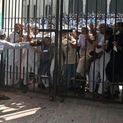 Los manifestantes intentan romper una puerta cerrada de la Mezquita Nacional durante una protesta después de las oraciones del viernes en Dhaka, las protestas comenzaron después de que surgieran imágenes de la colocación de un Corán en la rodilla de una figura de un dios hindú durante las celebraciones del festival hindú de Durga Puja. | Foto:Munir Uz Zaman / AFP