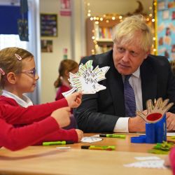 El primer ministro británico, Boris Johnson, interactúa con escolares durante una visita a la Academia de la Iglesia de Inglaterra de Westbury-On-Trym, en Bristol. | Foto:Steve Parsons / POOL / AFP